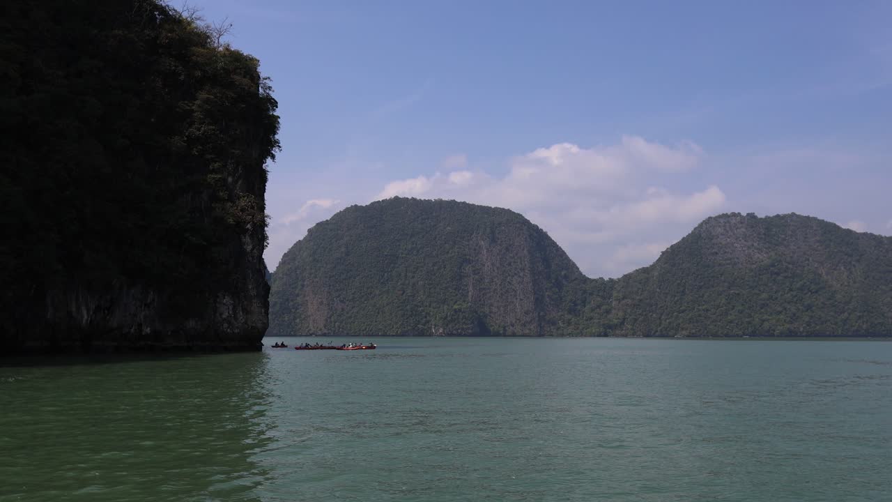 평온 한 열대 물 을 가로질러 이동 하는 배