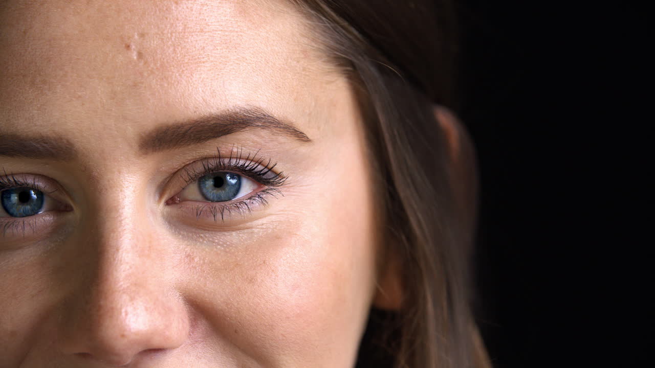 acercamiento de una joven atractiva sonriendo a la cámara
