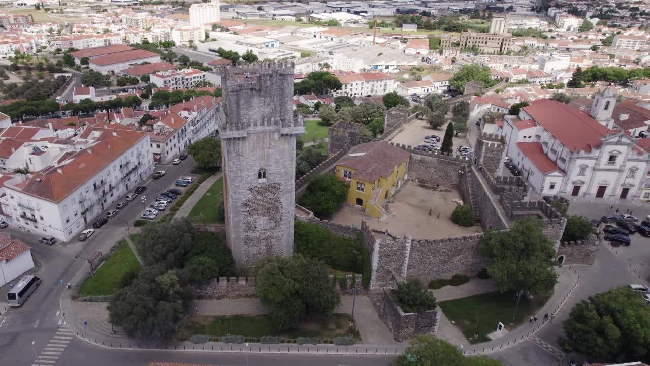 Veduta aerea orbitante del castello fortezza di Beja circondato da edifici intonacati di bianco con tetti di tegole rosse nel Baixo Alentejo, Portogallo