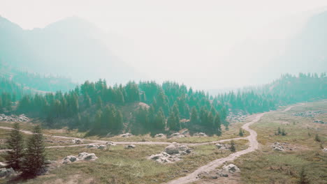 Camino-De-Tierra-Y-Senderos-Para-Caminatas-En-La-Montaña-Dolomitas