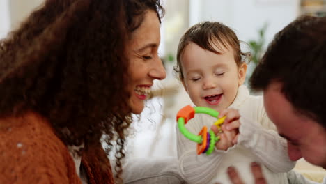 la familia, la pareja y el bebé tienen tiempo de calidad