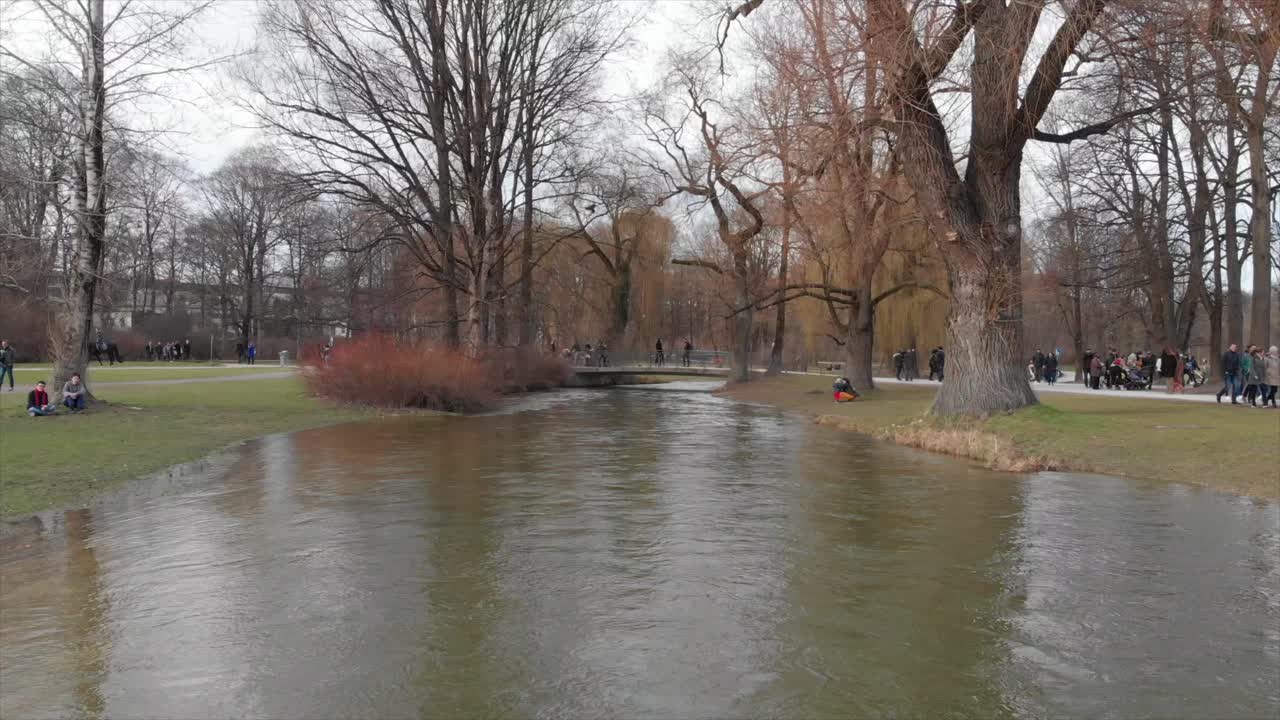 무인 항공기 dji mavic air와 함께 영국 정원 뮌헨의 폭포