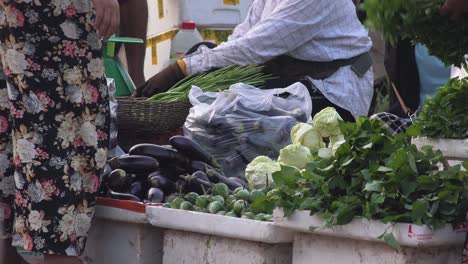 Venta-De-Verduras-En-Un-Mercado-Local