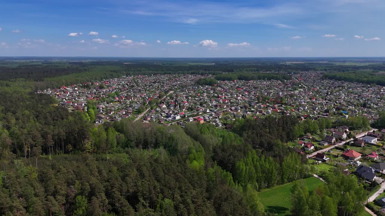 vista aérea panorámica de una pequeña aldea rural en el oeste de lituania rodeada de un profundo bosque