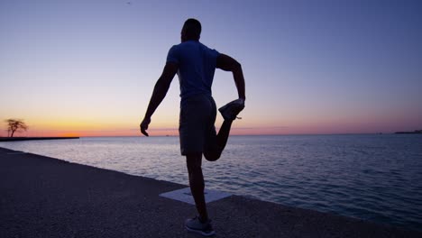 silueta masculina étnica afroamericana estirándose y descansando