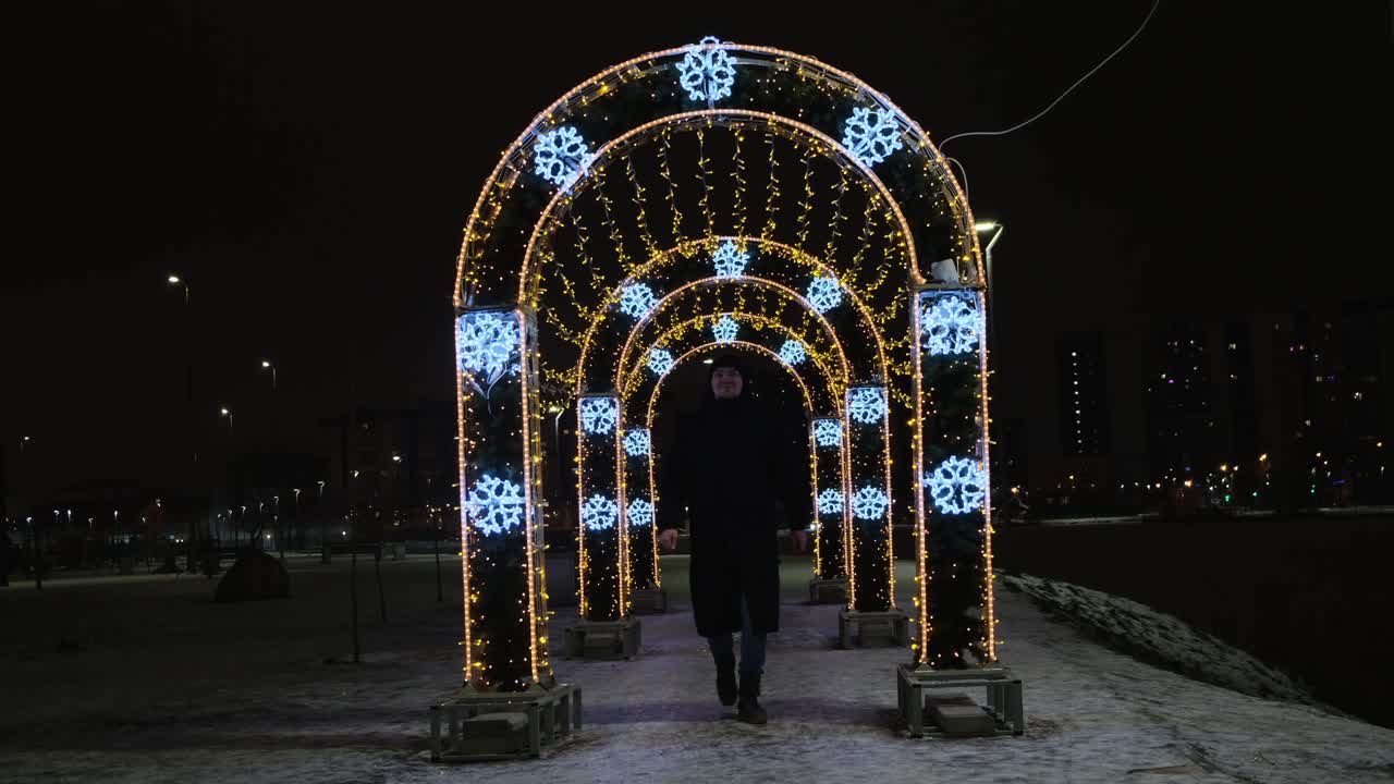 зимняя ночная прогулка по освещенной арке