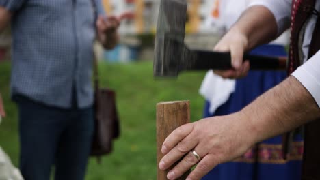 Hammering-With-An-Axe-On-A-Wooden-Trunk,-Close-Up