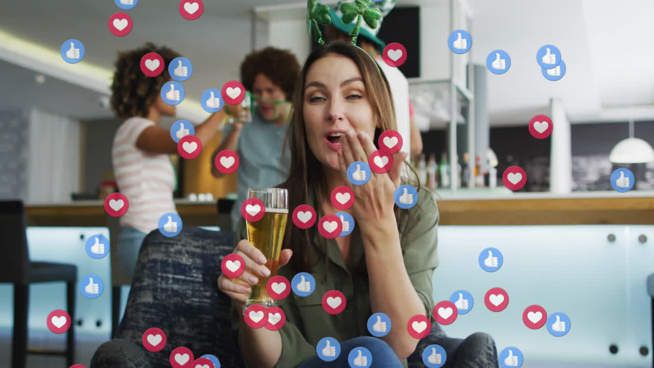 animación de iconos emoji sobre mujer caucásica haciendo una llamada de video