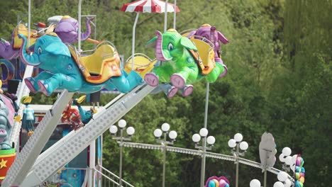 Un-Carrusel-Con-Asientos-En-Forma-De-Elefante-En-El-Parque-De-Atracciones