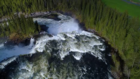 la cascada de ristafallet en la parte occidental de jamtland está catalogada como una de las cascadas más hermosas de suecia.