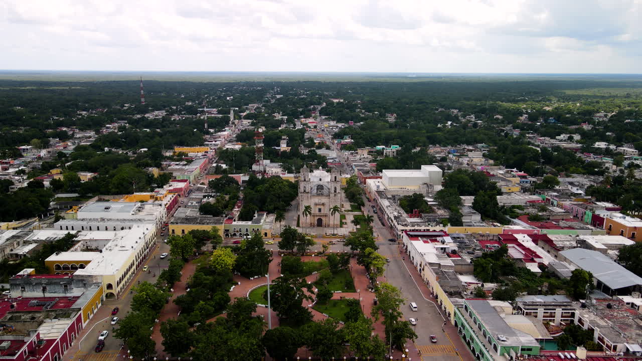 toma aérea hacia atrás de la ciudad principal de valladolid en yucatán méxico
