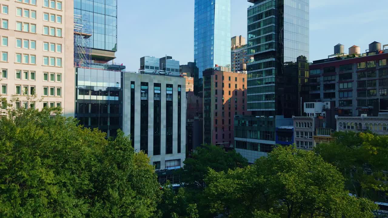 자연에서 현대적인 마천루 건물을 드러내는 뉴욕시