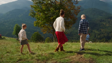 Familia-Pasando-Tiempo-En-La-Naturaleza-Con-Una-Mascota-Pedigrí.-Gente-Disfrutando-De-Pasear-Al-Perro.