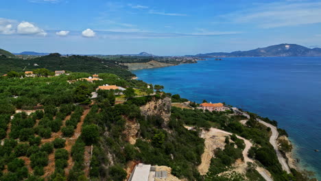 Küstenlandschaft-Mit-Blauem-Meer-Und-Häusern-Auf-Klippen---Drohnenaufnahme