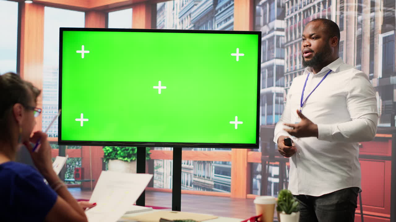 pareja de ancianos discutiendo sobre finanzas con un asesor junto a una pantalla aislada