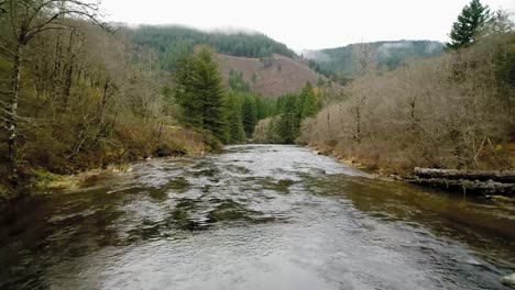 Langsamer-Flug-über-Dem-Washougal-Fluss-Mit-Langsamem-Schwenk-Nach-Oben,-Der-Bäume-Und-Hügel-Zeigt