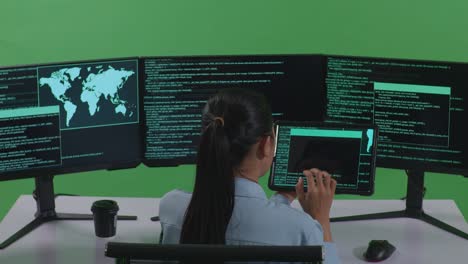 mujer mirando una tableta en una oficina de ciberseguridad