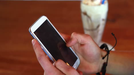 primer plano de la mano de un hombre usando un teléfono móvil