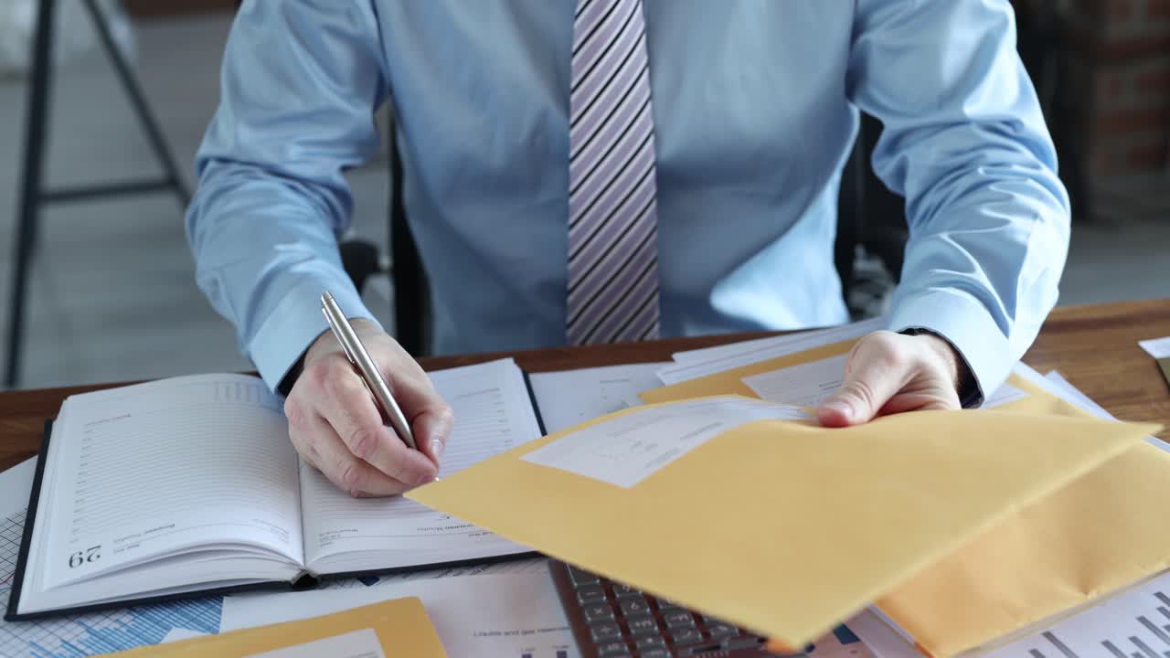 empresario trabajando con documentos en la oficina