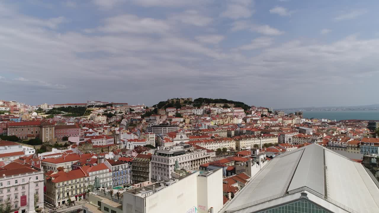 Sorvolando gli edifici cittadini di Lisbona, Portogallo