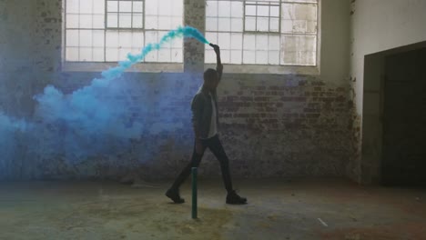 joven de moda en un almacén abandonado