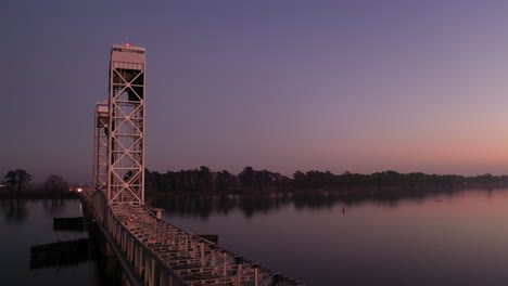 Car-headlights-on-Sacramento-River-bridge,-California