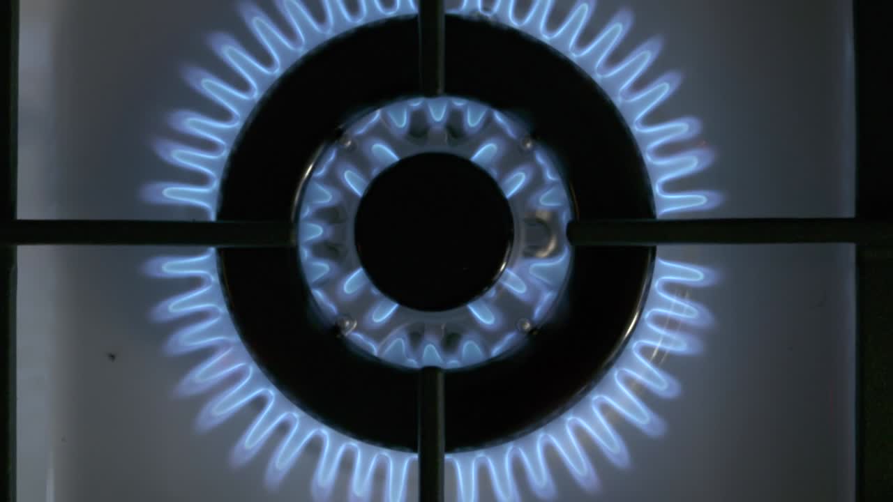 가스 스토브 버너  뷰: 어 속에서 파란색 가스를 태우고 있습니다.