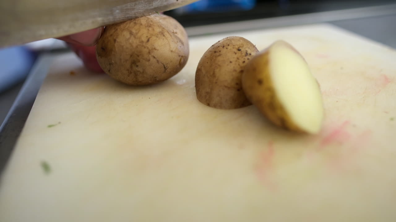 perfectamente cortado: preparando las patatas para el lado final