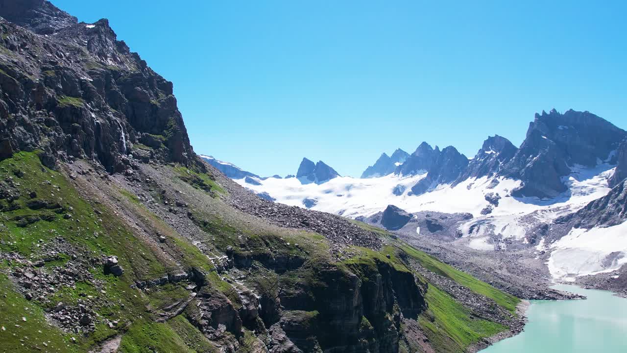foto aérea del lago chitta kata, valle de neelum de azad cachemira, pakistán