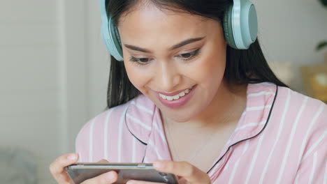 Mujer-Emocionada,-Guau-Y-Feliz-Con-El-Teléfono-En-Las-Redes-Sociales