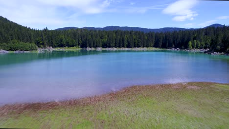 lago de fusine superior, alpes italianos. vuelos aéreos de aviones no tripulados.