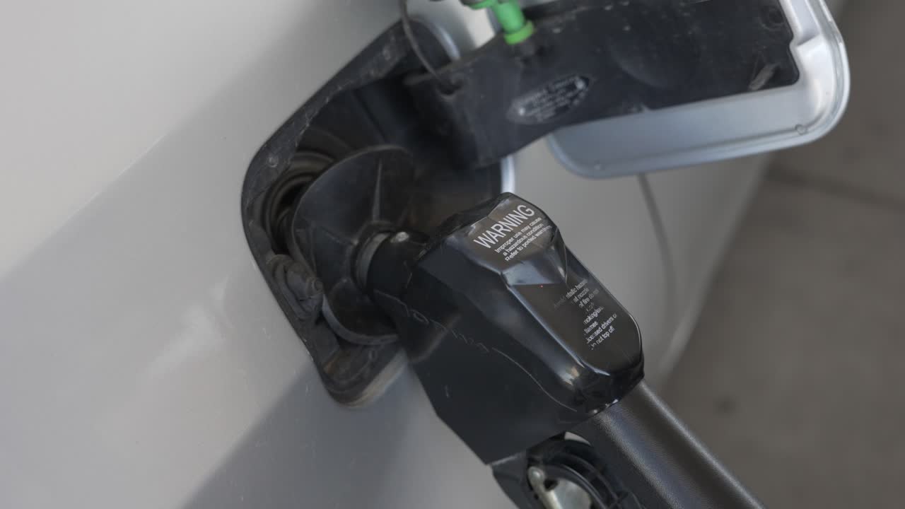 여성의 손이 가스 캡을 열고 펌프 노즐을 삽입한 다음 이를 제거하고 휘발유 탱크 캡을 씌우고 은색 자동차의 연료 도어 닫기 - 실시간 4k 60fps - 소니 a7siii에서 촬영