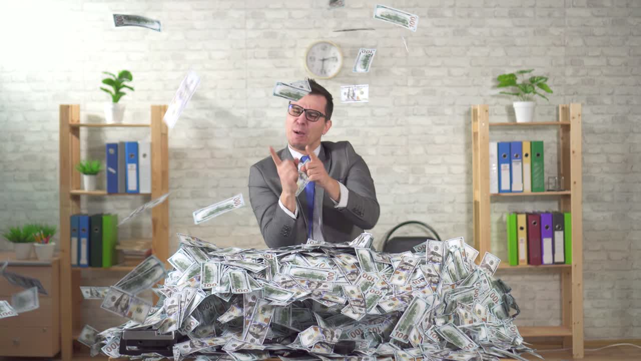 hombre feliz empresario exitoso se regocija en una pila de billetes en movimiento lento