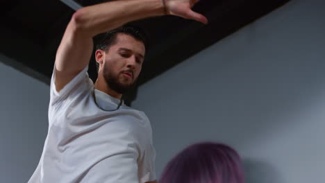 bailarín profesional mirando a la cámara durante la actuación. tío bailando en clase.
