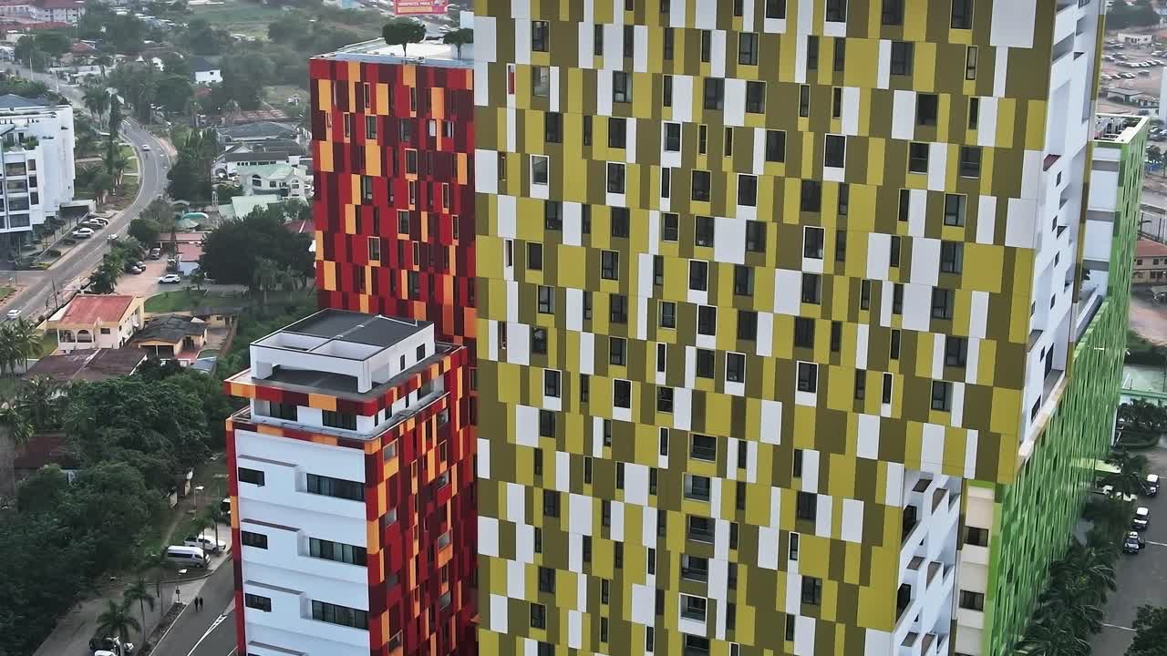 Paisagem urbana de Accra mostrando edifícios modernos e ruas movimentadas