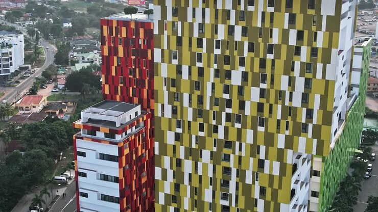 Paisagem urbana de Accra mostrando edifícios modernos e ruas movimentadas