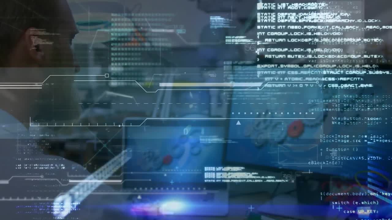 animación de la interfaz con procesamiento de datos sobre ingeniero caucásico masculino usando portátil en la fábrica
