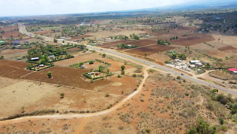 Fock-Auf-Eine-Wunderschöne-Afrikanische-Landschaft-Mit-Entfernten-Farmen-Und-Gebäuden