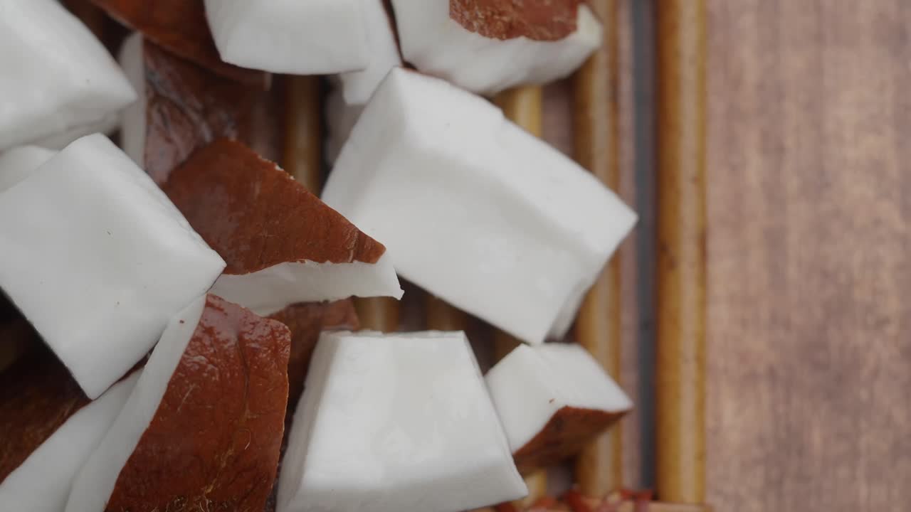 Primo piano di pezzi di cocco fresco