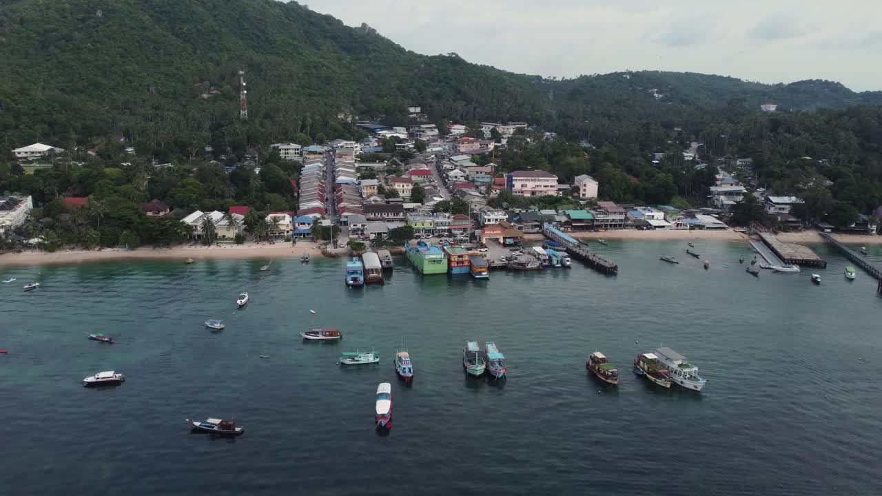 tomada aérea de koh tao, tailandia, en el sureste de asia, pequeño pueblo de pesca y buceo en las aguas azules