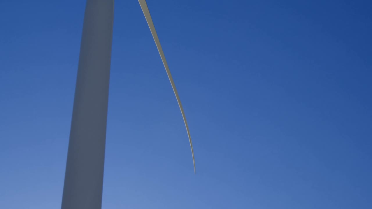 풍력 농장에서 풍력 공장 위에 서 있는 남성 엔지니어 4k