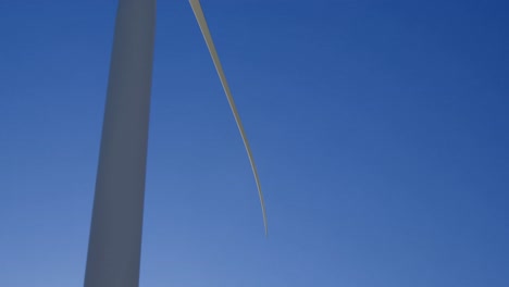 ingeniero de pie en un molino de viento en el parque eólico 4k
