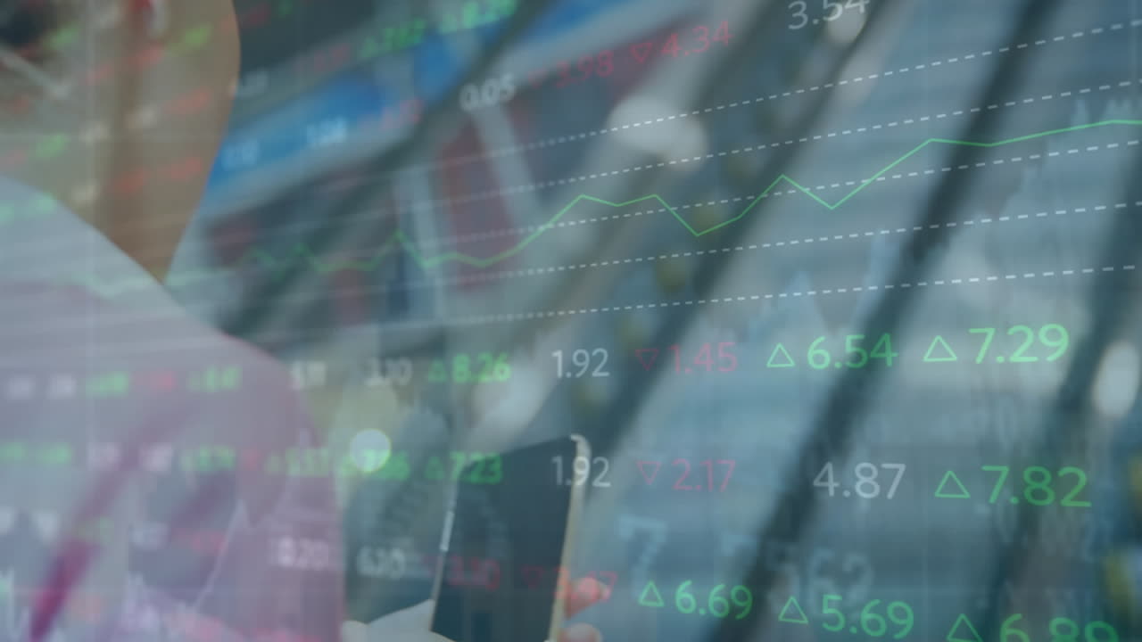 스마트 폰을 사용하는 백인 사업가 여성에 대한 데이터 처리 애니메이션