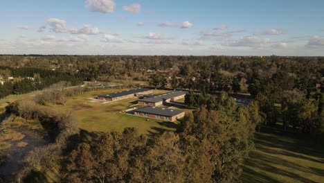tomas aéreas de drones que muestran grandes apartamentos residenciales rodeados de naturaleza verde salvaje en argentina