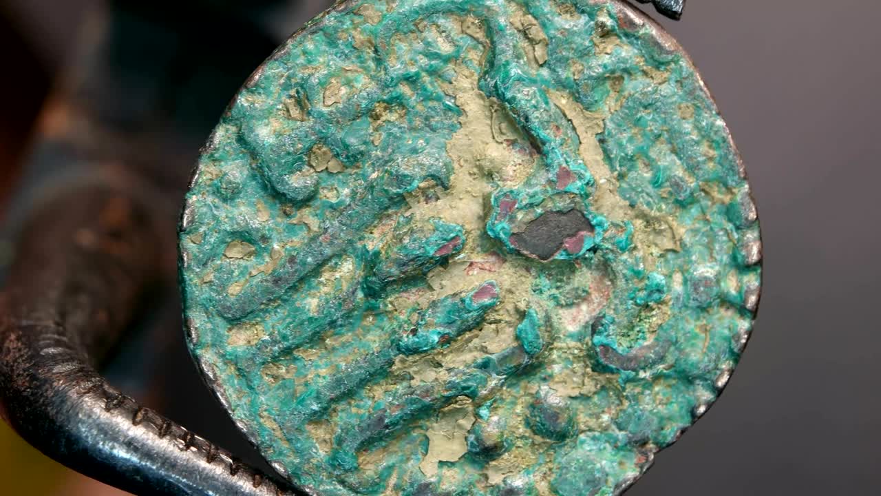 매우 오래된 동전의 근접 사진