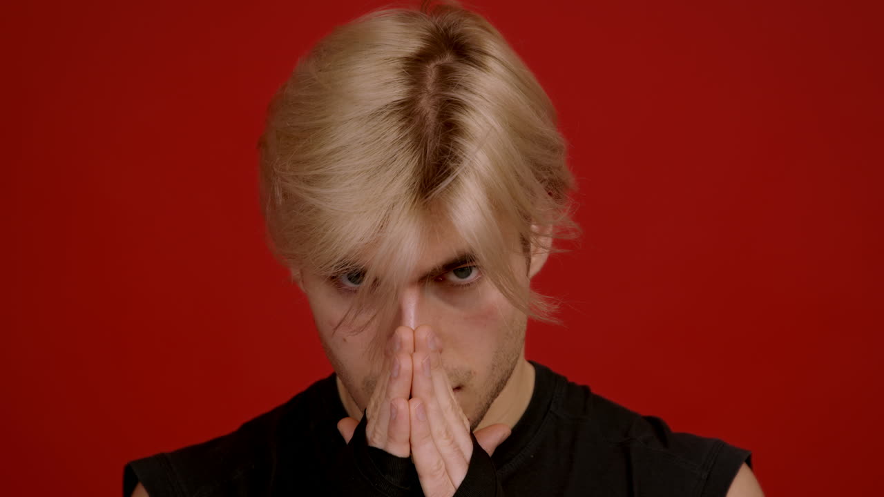 기도하는 자세로 집중된 남자