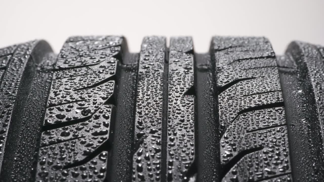 neumático nuevo en gotas de agua