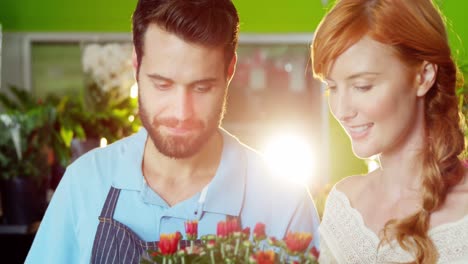 primer plano de floristas chequeando la flor