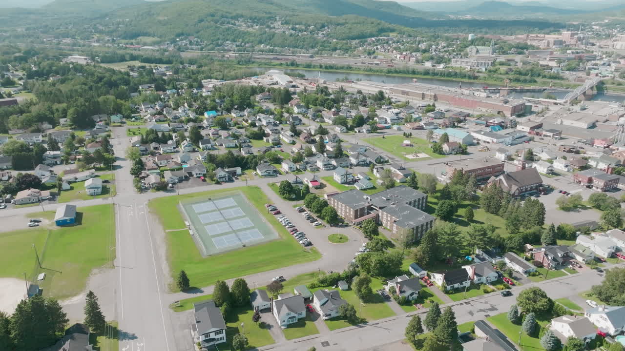 메인 주와 캐나다의 에드먼드스톤 사이의 국경을 포착한 넓은 공중 촬영