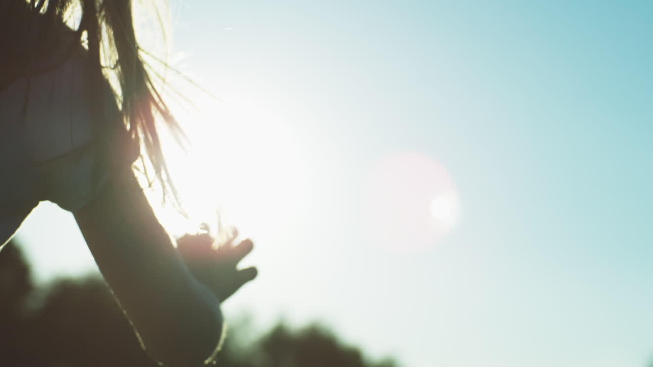 빛 아래 야외에서 놀고 있는 아이